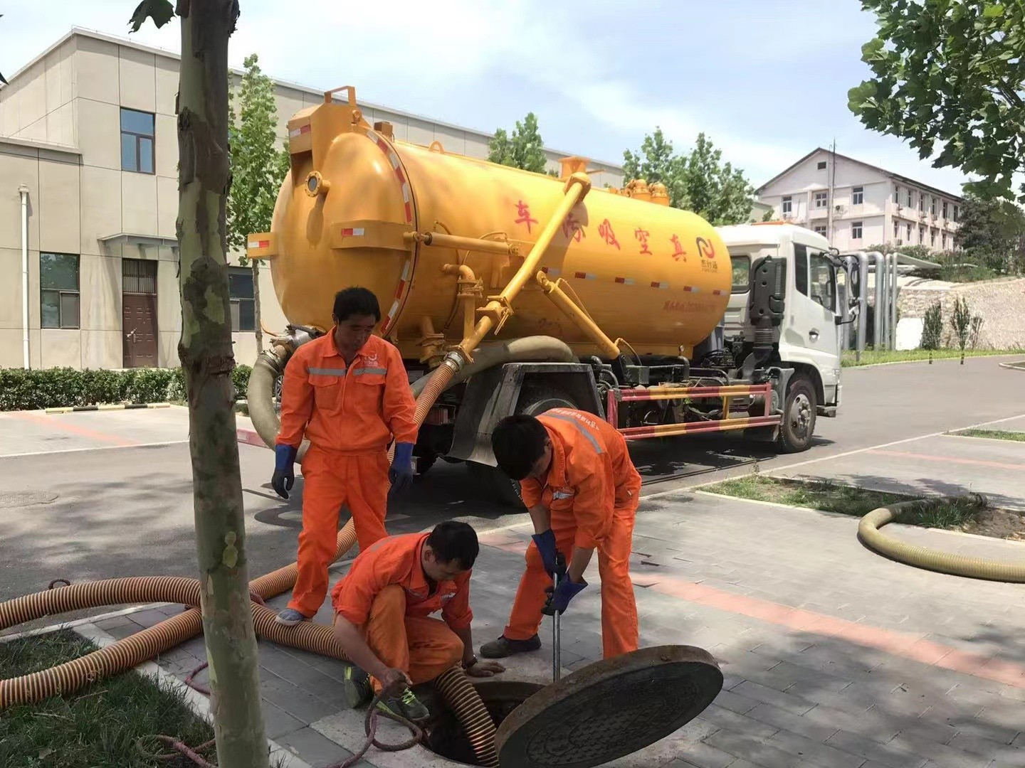 增城管道疏通车停在窨井附近