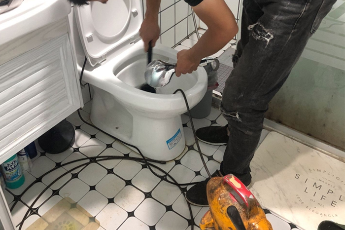 增城马桶堵塞自己疏通还是找师傅?专业上门服务让你省时更省心